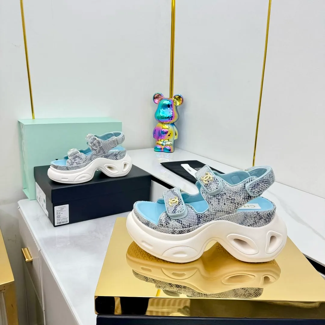 👟👟Ex-factory price 680👟👟 Top version... Chanel｜Chanel Xiaoxiang Velcro Beach Slippers Slippers Casual Beach Shoes 25ss Spring and Summer New Style! Beach shoes are a hit all over the internet! The latest model from the counter, I am still willing to buy it on my feet. It must be ranked among the most popular models. It is invincible in all seasons. Various bloggers and Internet celebrities can see the matching styles. Highly recommended. Pearlescent sheepskin upper, sheepskin lining, suede for feet. Original open-molded TPU outsole size: 35-40 (customized for 40 and 41). Full set of original packaging 👉 👉 👉 👉 👉